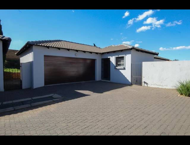 3 BEDROOM TOWNHOUSE FOR SALE IN THATCHFIELD